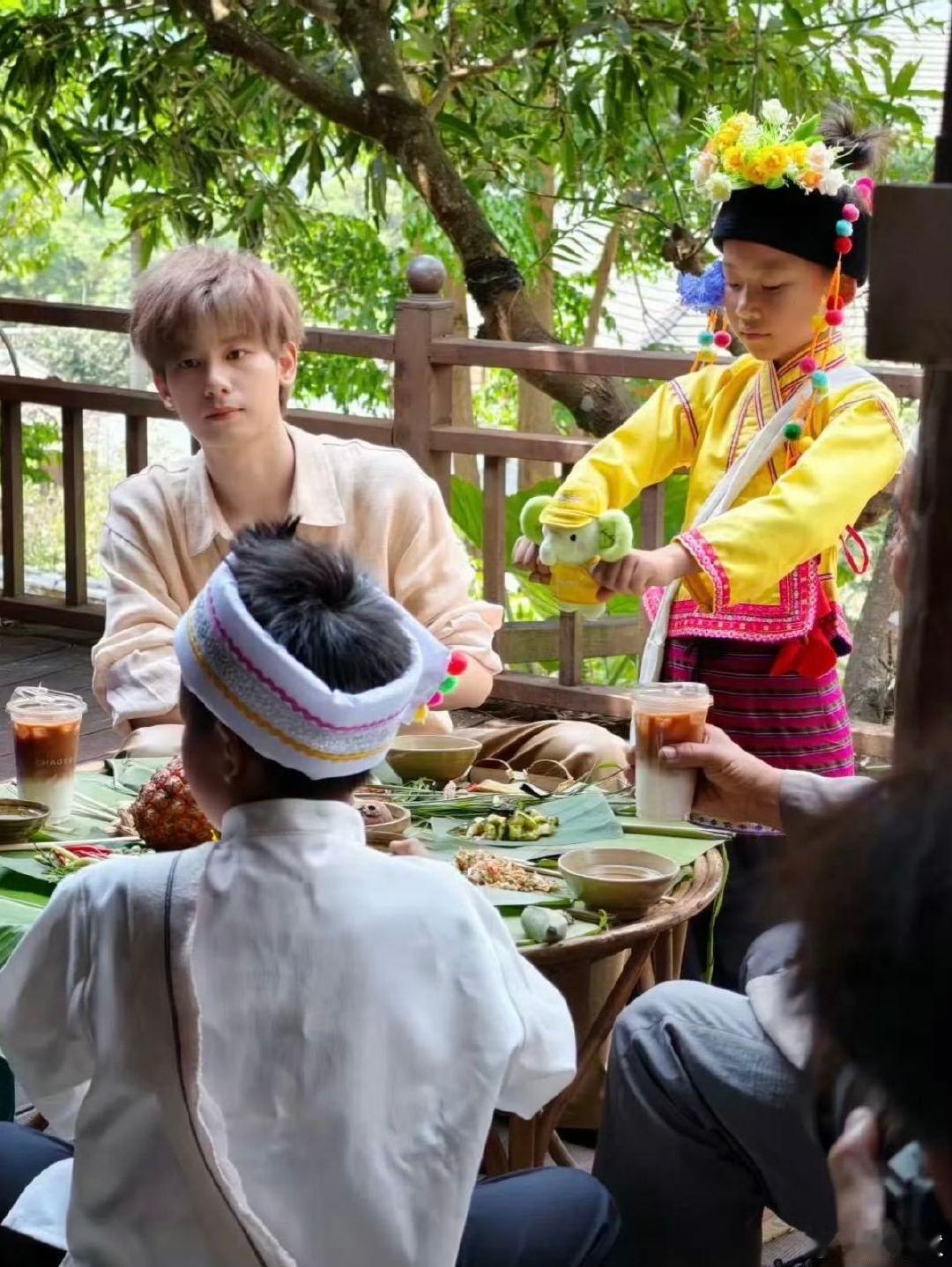 胡先煦的发色随咪了沉浸式欣赏礼貌小猫咪，温顺又乖巧，再看胡先煦同款造型，适配度