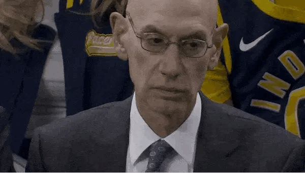 罗齐尔、比卢普斯被捕之后，NBA总裁萧华首次露面，表情严肃。​​​