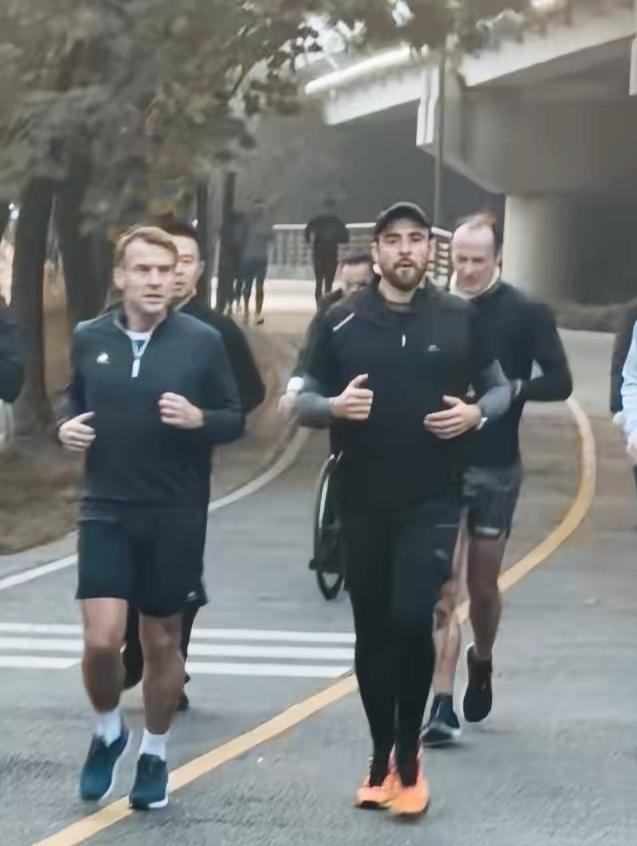 马克龙竟然外访期间，还跑步锻炼！这也太自律了，这是把锻炼和吃饭一样，每天都要活