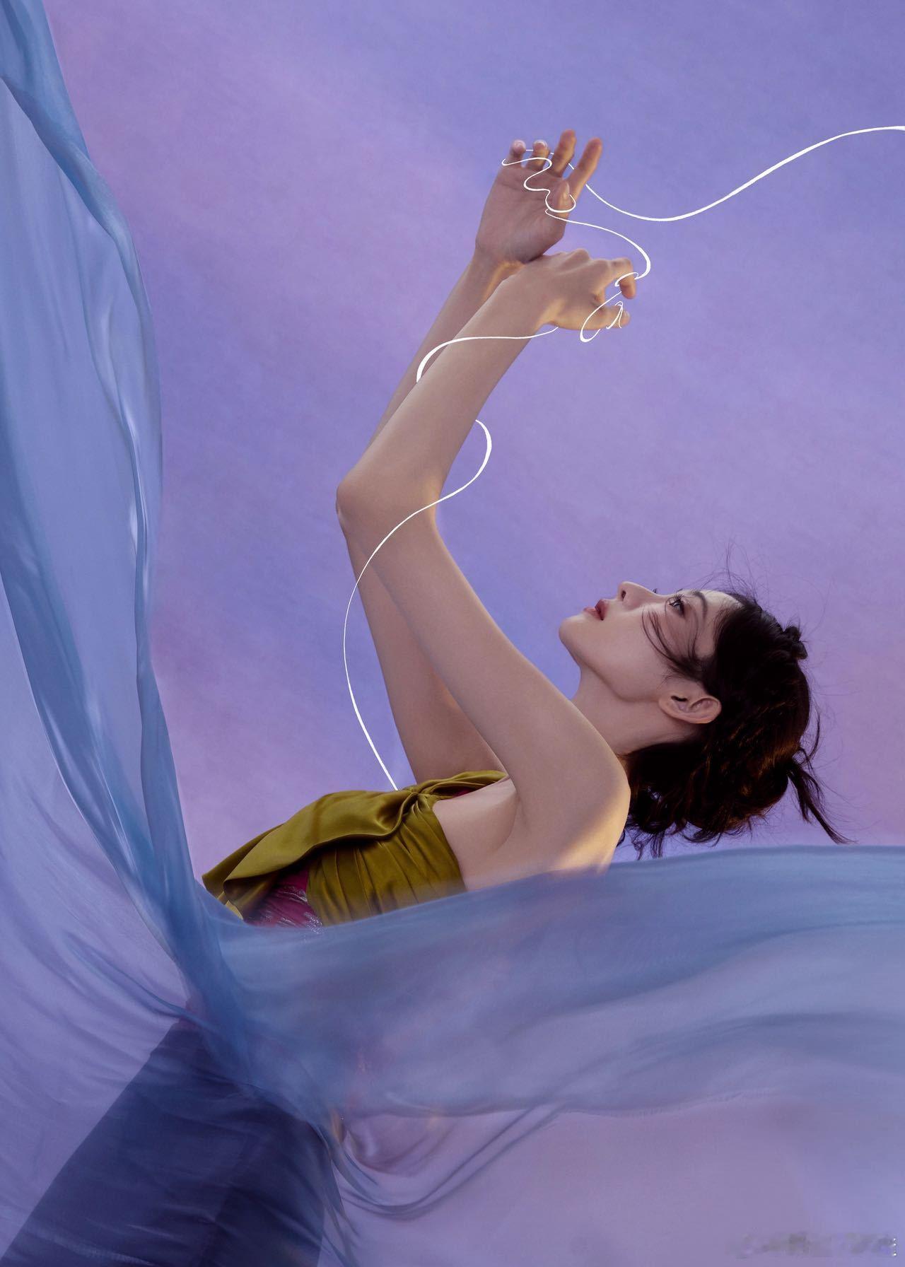 张艺凡镜头下得多瘦镜头下的好像天鹅！身形修长优美，一身修身长裙衬得整个