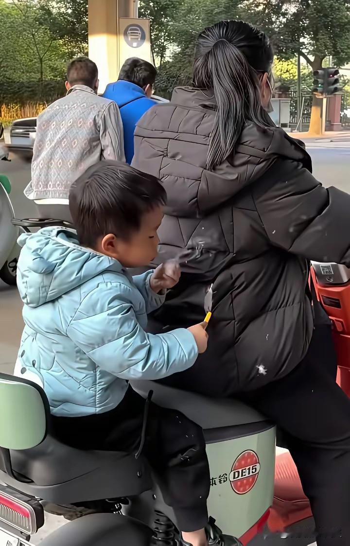 马路上的一幕，不得不说，今晚又要多出一个哭泣的小孩！[捂脸哭][捂脸哭][我