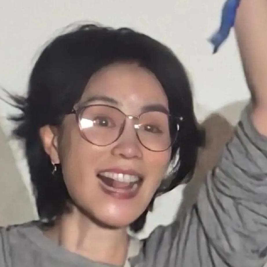那英北京演唱会最后一场，直接变成老朋友碰面现场！这场演唱会台下包厢里坐着王菲