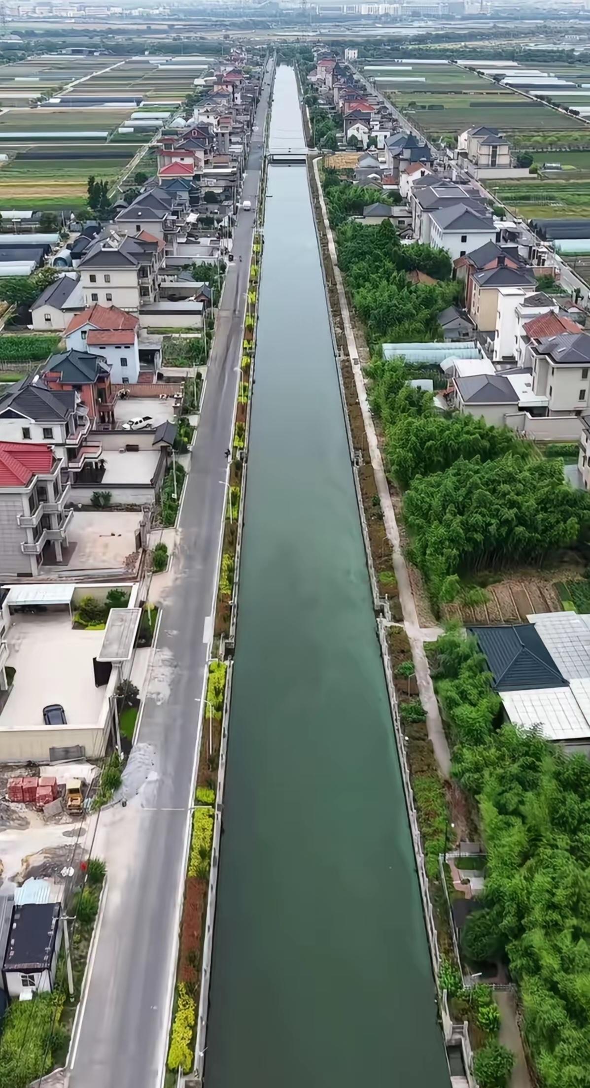 江苏的农村明显比福建的农村看上去漂亮舒服，江苏相对比较多平原，一眼望过去，很少山