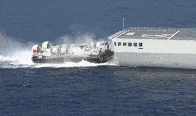 中国海军726型“野马”气垫登陆艇，海上超级跑车