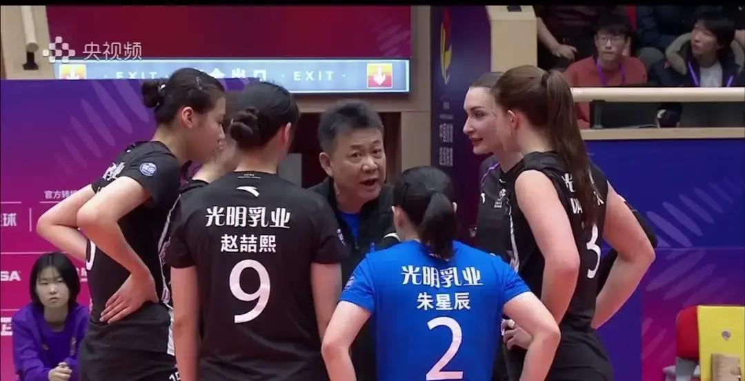 输球反而坐稳榜首？上海女排昨晚吞下最不甘的失利。你记得第二局那个37:35