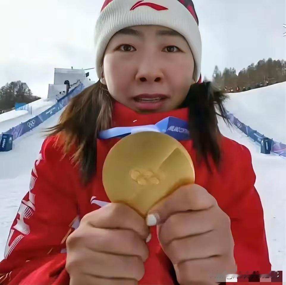 徐梦桃这一嗓子吼出来，屏幕前多少人跟着红了眼眶？拿了金牌第一反应居然不是庆祝