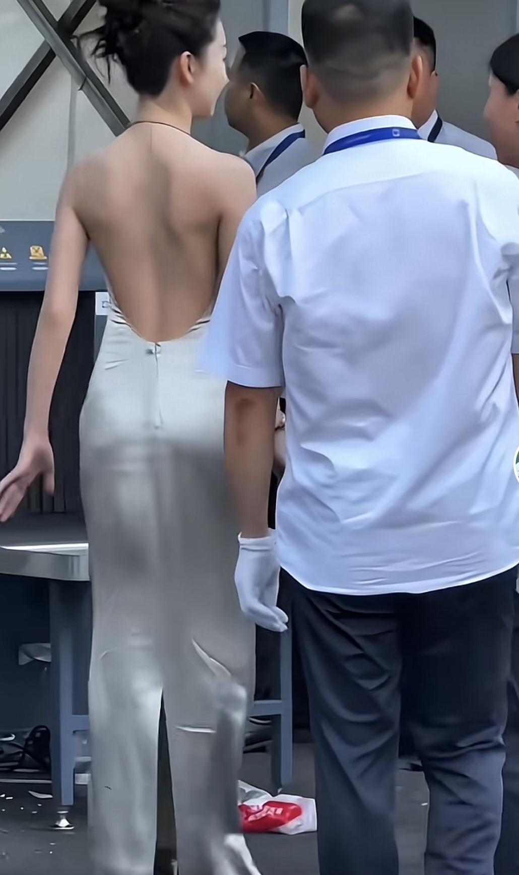 以前总感觉周冬雨个子又小人又瘦，今天刷到的这个视频，感觉她的个子好高呀，整个人想