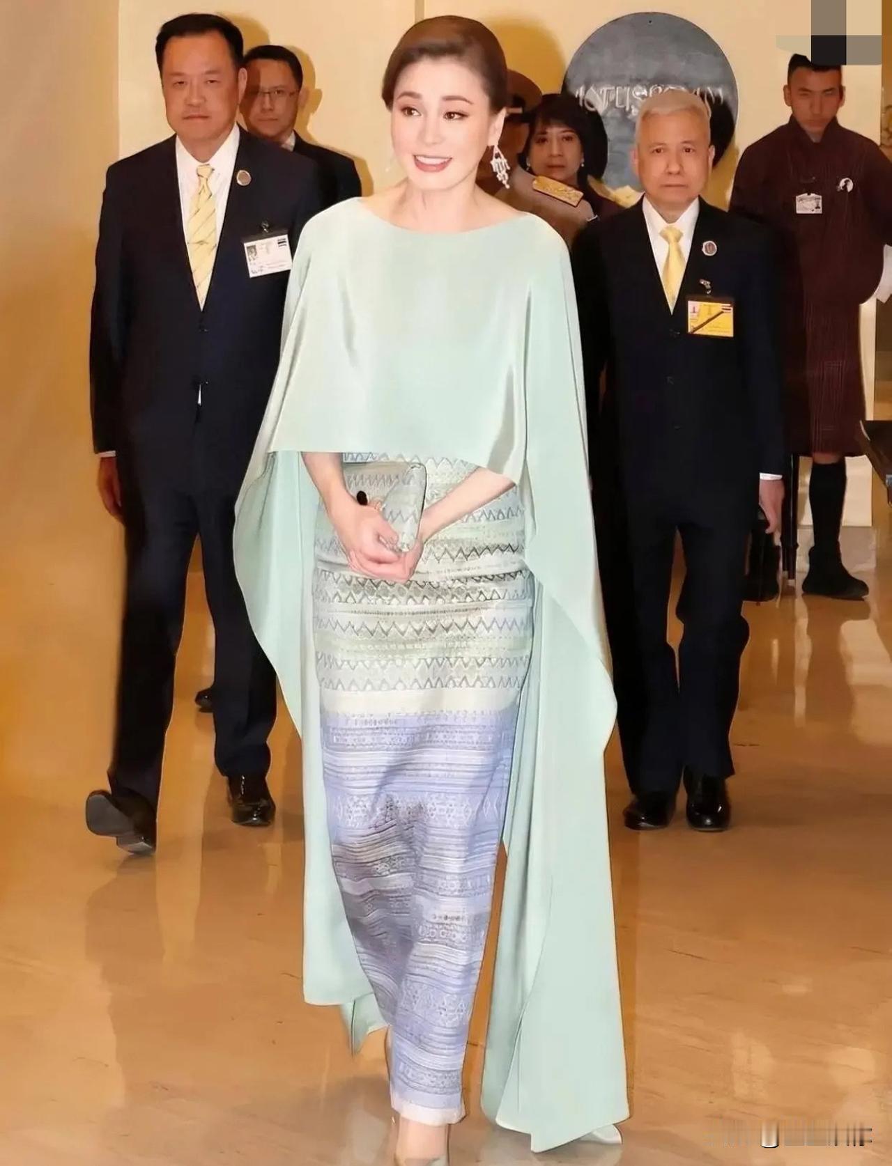 我是真佩服苏提达这女人，和其他几个完全不同，她就是在专心干王后这份事业的。她认真