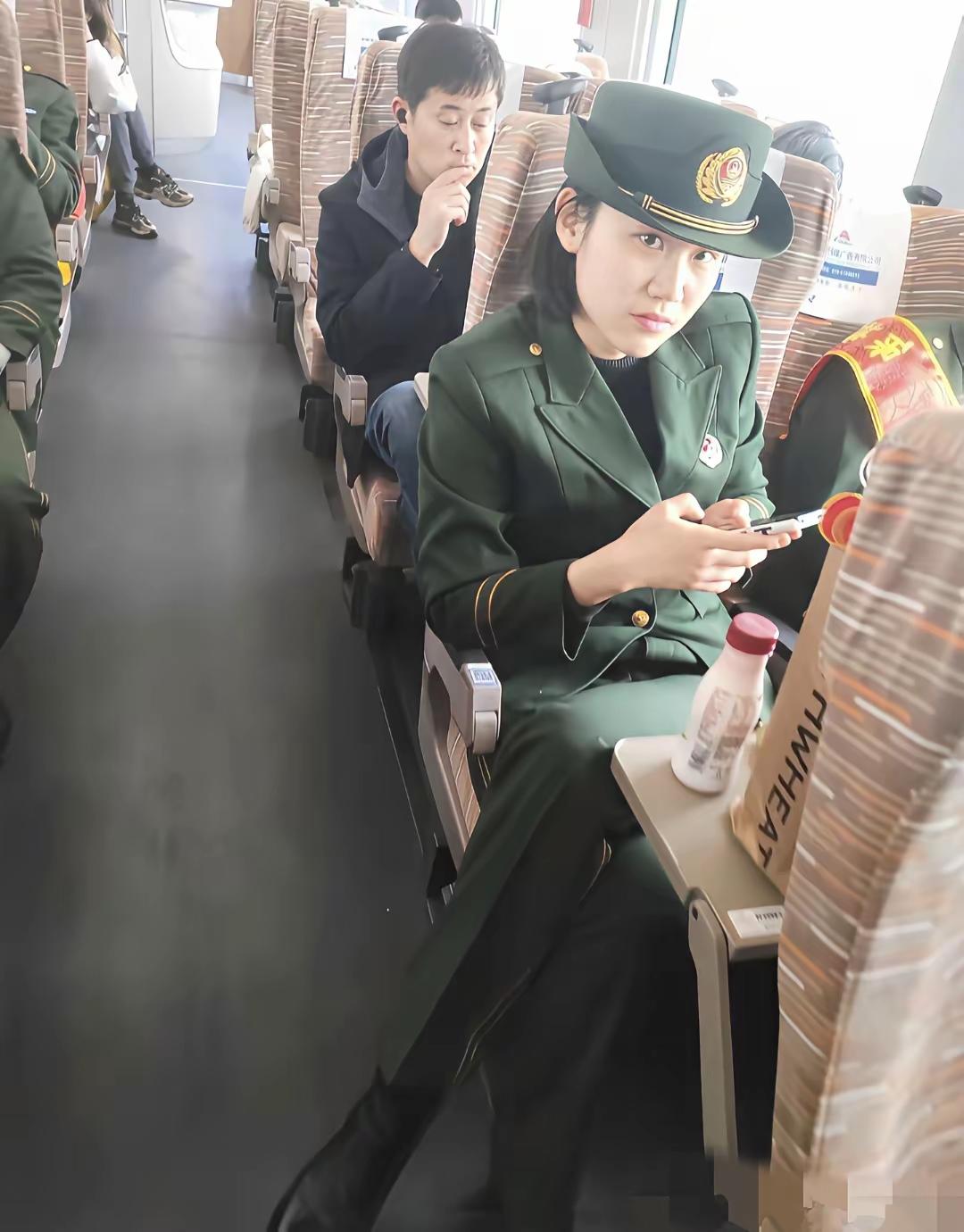 当个兵的人，那种气质就是不一样啊，瞧那个退役女兵的眼神，眼泪就是有一股冲气的，这