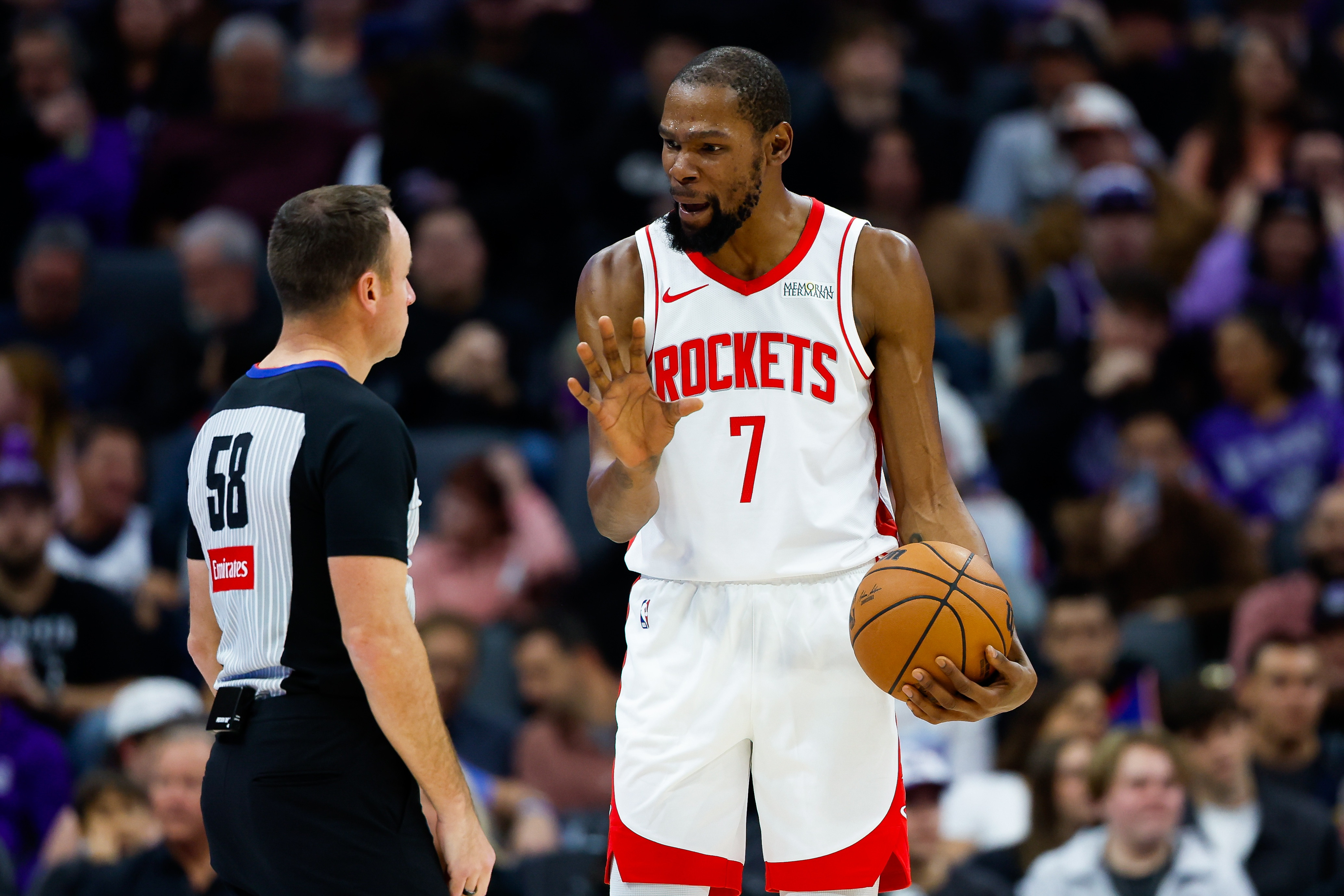 有专家认为，现在火箭队的进攻一直是一个矛盾体。火箭队本赛季进攻效率高居联盟第四，