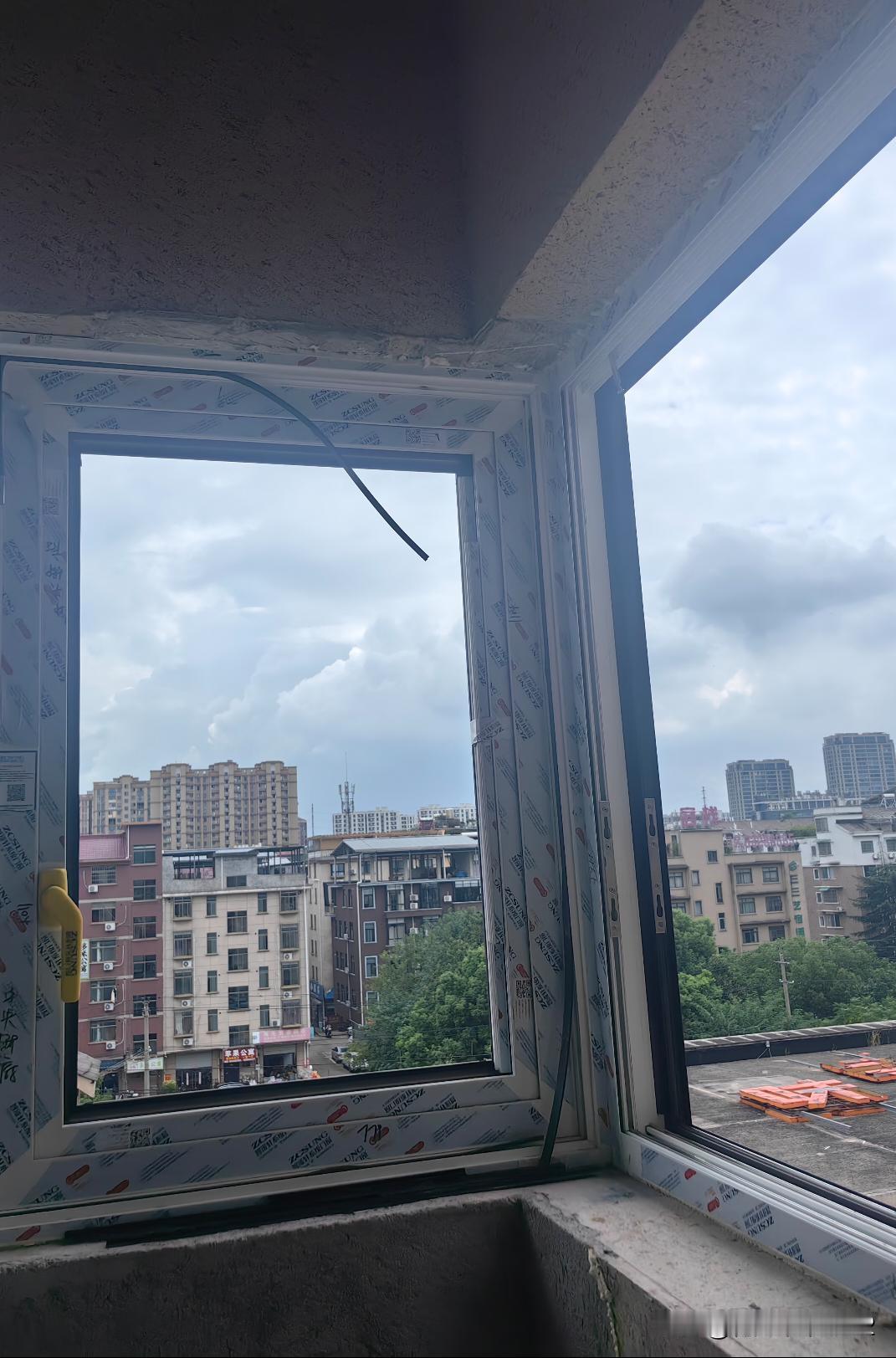 天塌了，封个窗遇到雷了发现封窗不知道怎么测量的，做好的窗框和立柱凸在墙外，安装