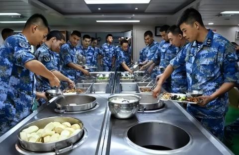 “养航母”到底有多费钱？这么说吧，山东舰常年驻守着3000多名官兵，为了保证舰上