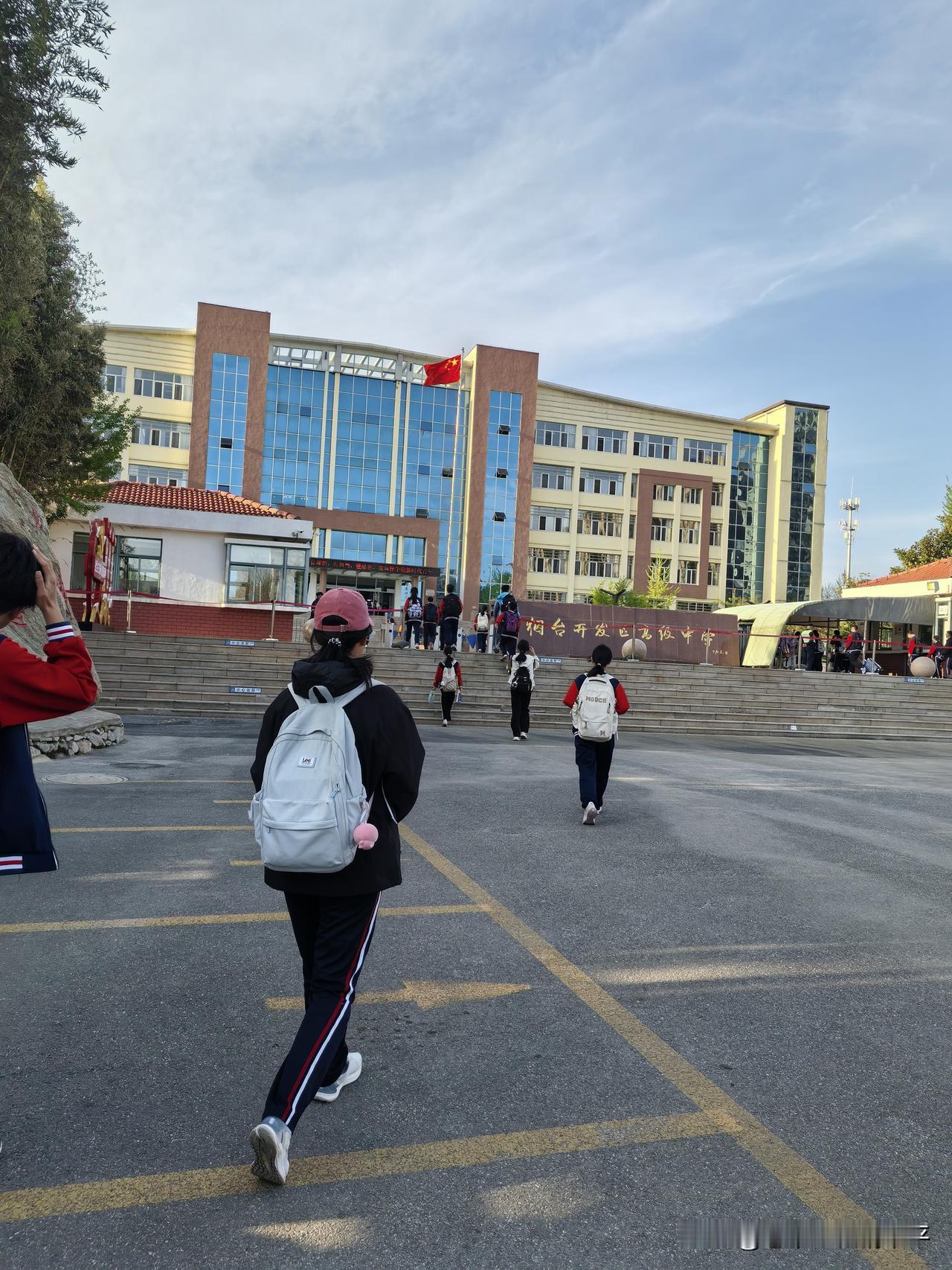 为什么闺女比儿子难养？昨天晚上老二做作业的时候，有个题做错了，她爸发现后就给她