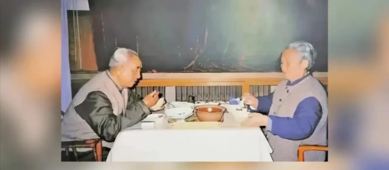 珍贵的老照片80年代，徐向前元帅和老伴吃饭的一张照片，桌上放着两碟小菜，还有一