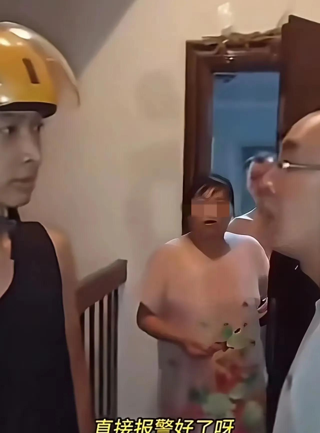 看了好几次这个视频，外卖小哥有好几次刚想说什么，就被对方得理不饶人的喋喋不休的给