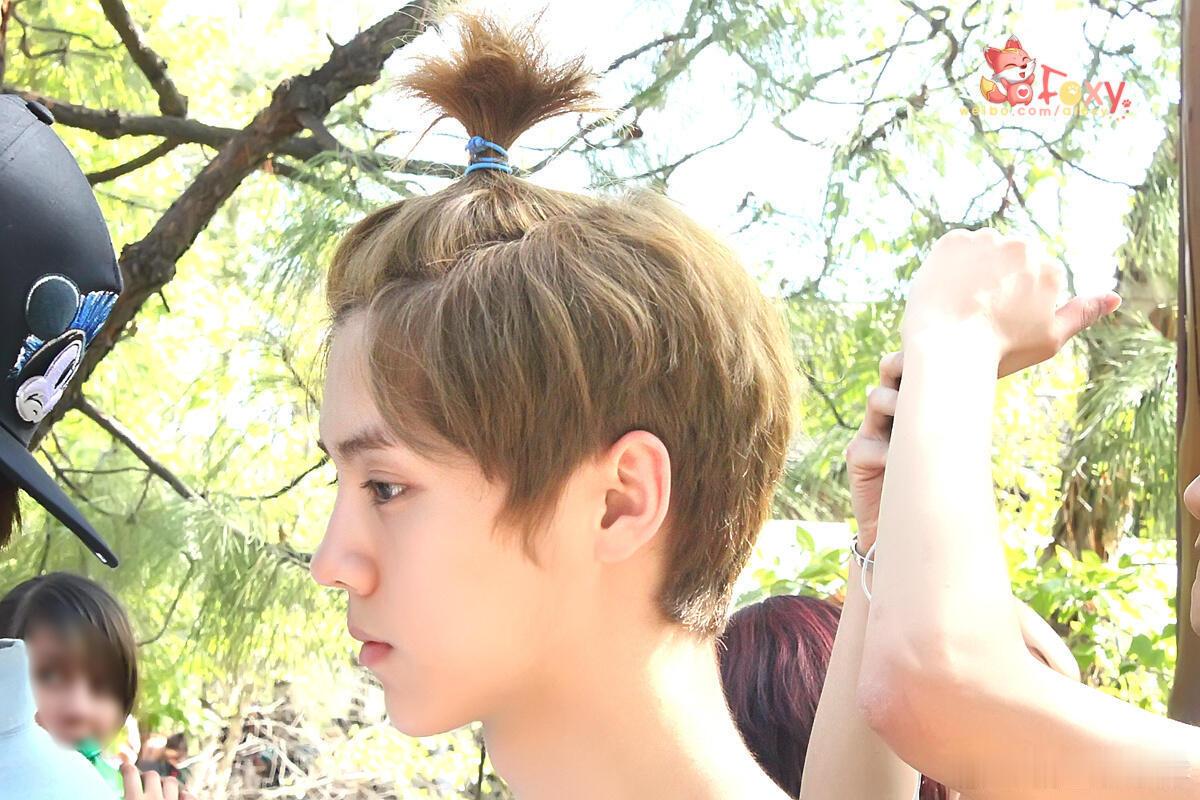 22岁的鹿晗➕小苹果发型！