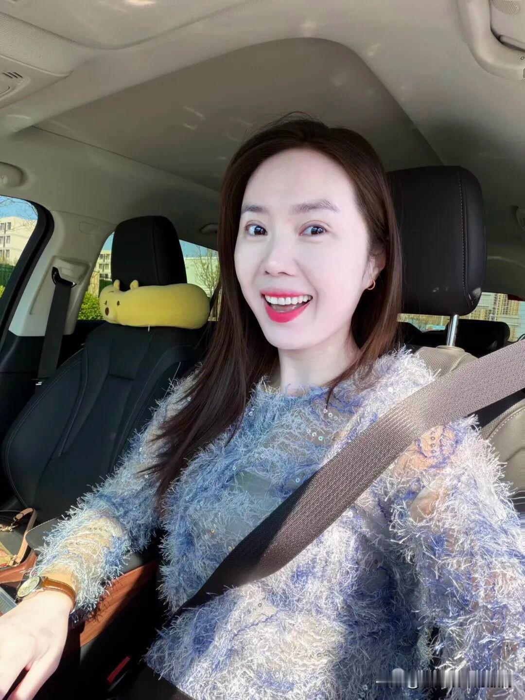 蓝绒似的光漫进车厢，把每寸空气都酿成了轻盈的诗，连出发都带着浪漫的响。车座旁的小
