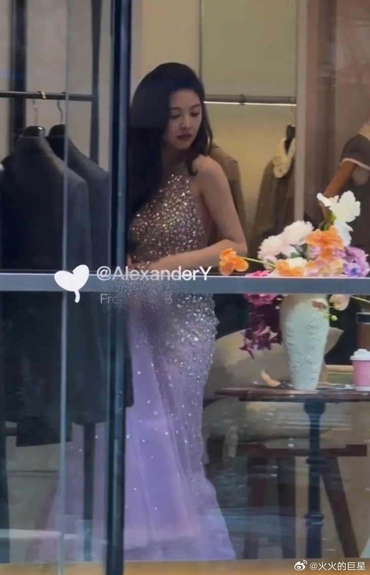 章若楠紫色挂脖闪钻长裙章若楠紫色礼服裙造型千盏妈咪都美成啥了