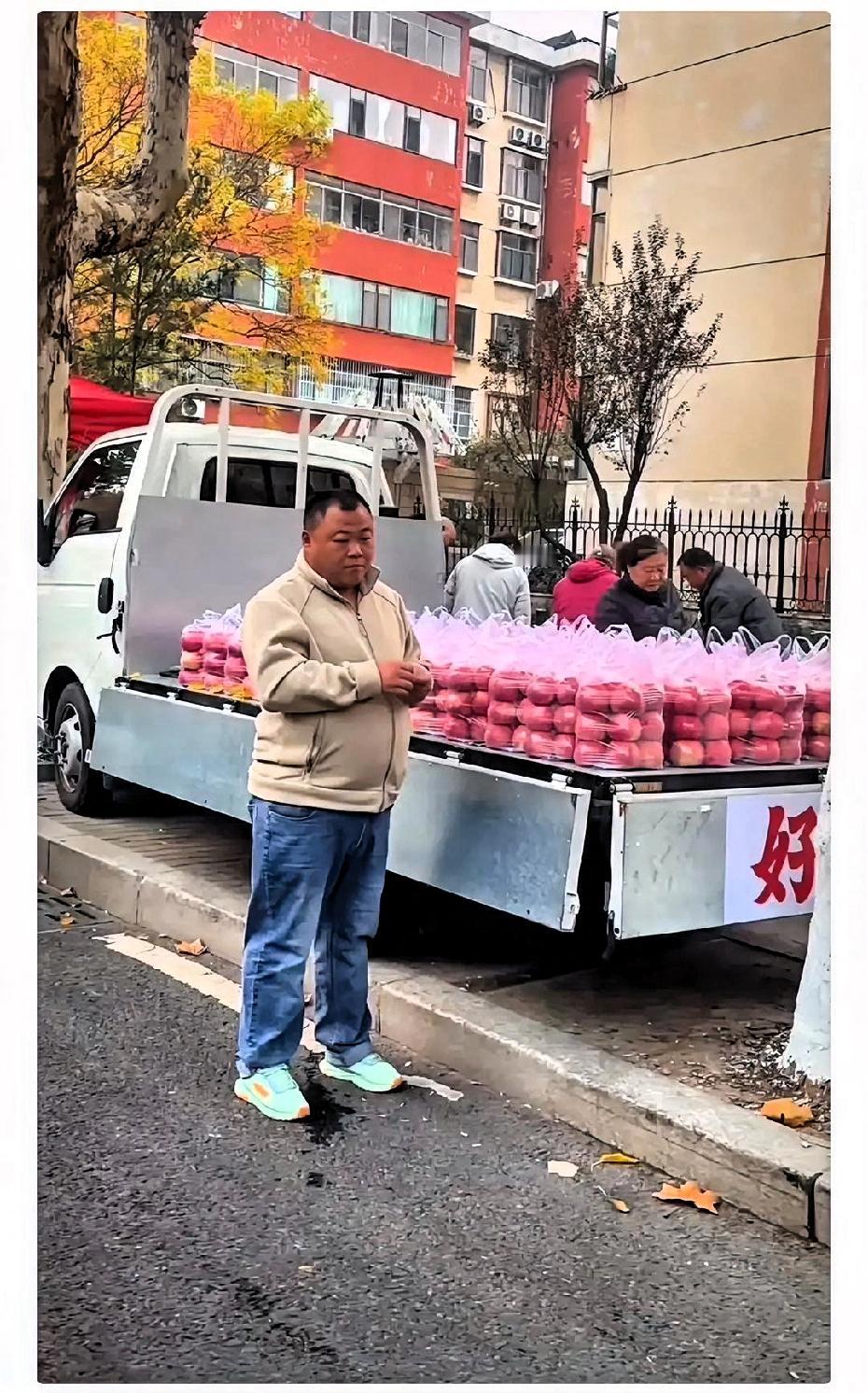 正好我哥哥大学同学是山东淄博的我问他：“你去买苹果哥的苹果了吗？真摆放的那么整