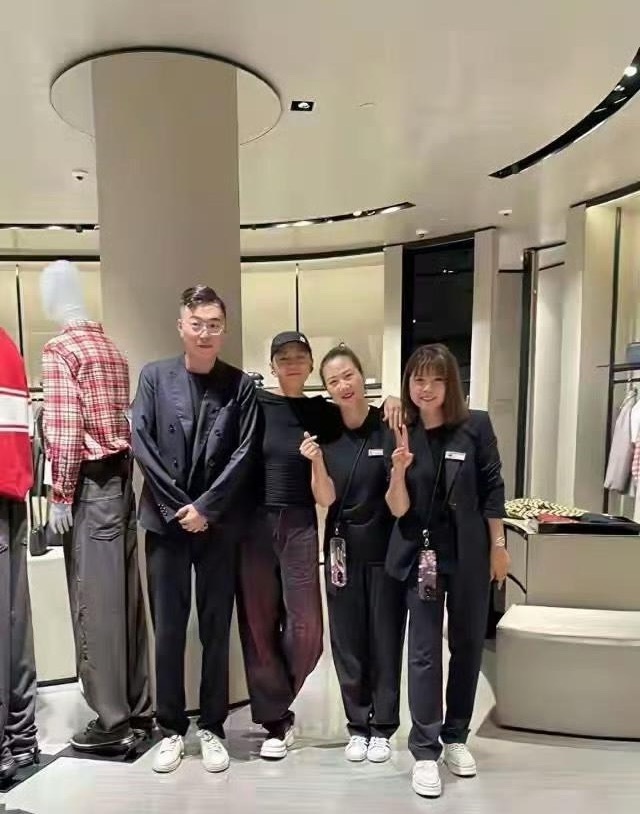 65岁宋丹丹逛阿玛尼，这状态是咋“修炼”的？惊呆众人