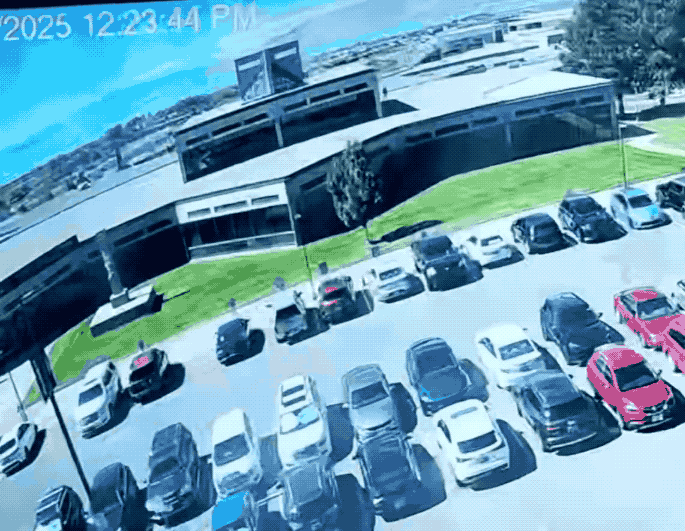 暗杀查理·柯克枪手新视频曝光：24小时抓不住凶手，副总统万斯抬棺能有啥用？现在查