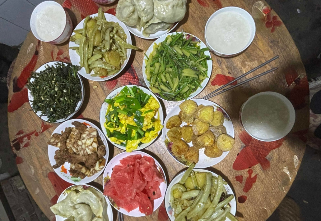 现在正值山野菜旺季，东北的庄户人家，家家都会包几顿大叶芹馅饺子。今天时间不多，二