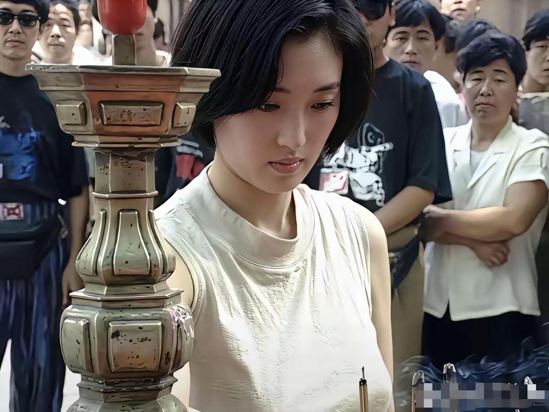 这个发型很适合巩俐可惜她并没有留，一直留的发型也是一贯的黑长直。女明星们总是钟
