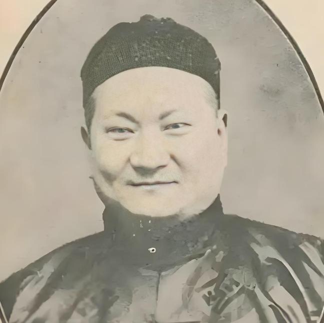 他是民国上海黑帮大佬，却有着惊人远见。抗战时期，他把15岁的儿子送到延安，也为自