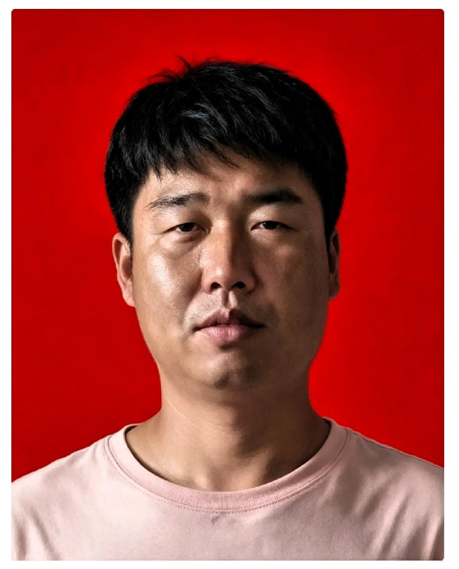 柳忠鹏，男，1988年4月生，辽宁某电力有限公司挖掘机司机。36岁的柳忠鹏