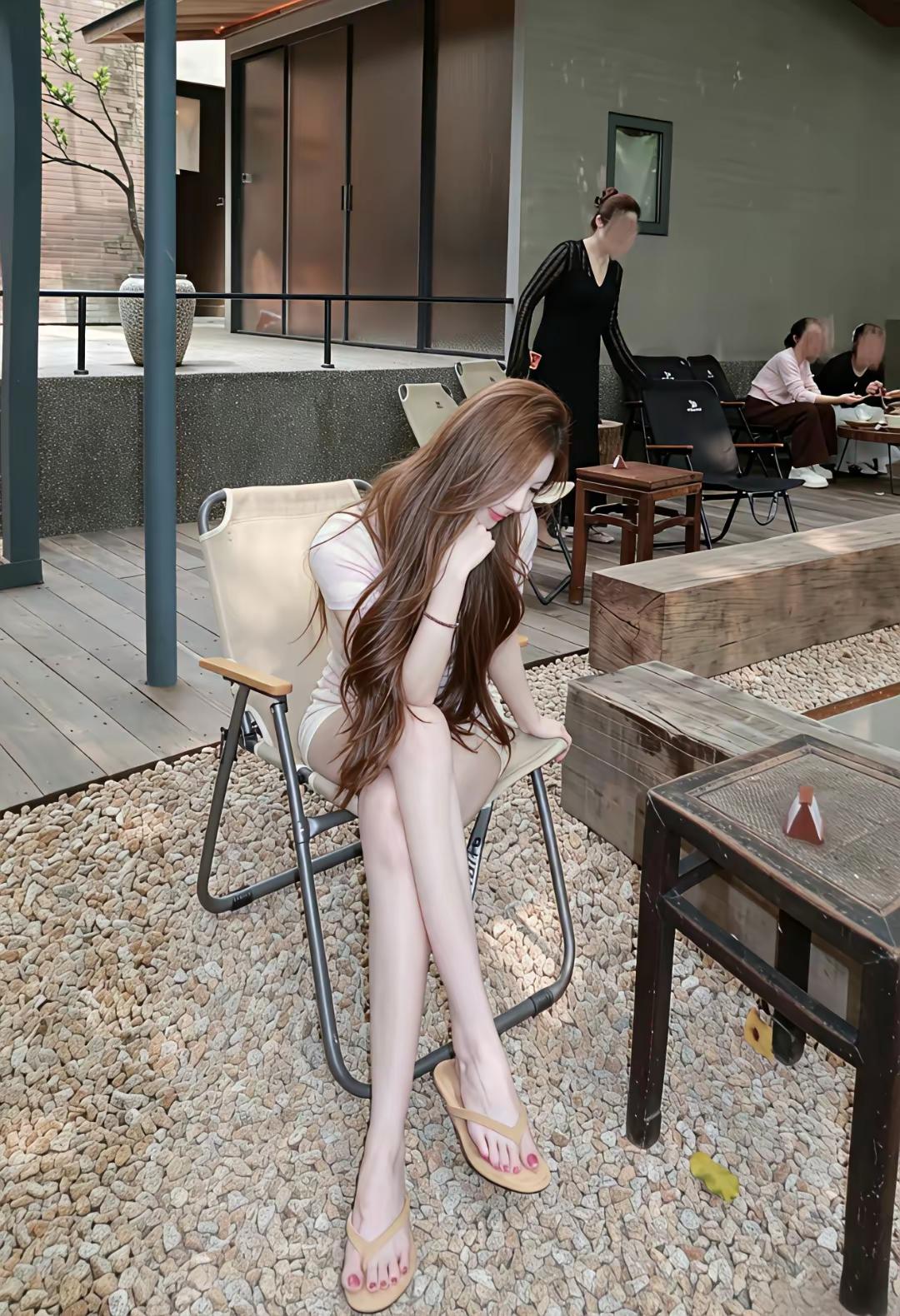 肤嫩貌美大长腿……谁看了都想来一嘴……