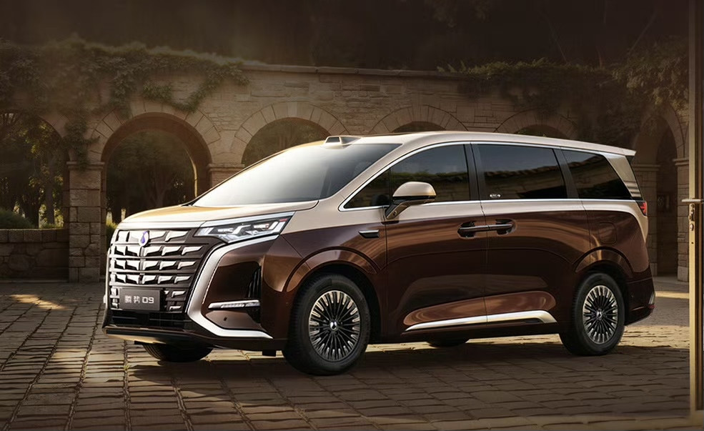 第二代腾势D9今天开启预售，定价策略非常激进。