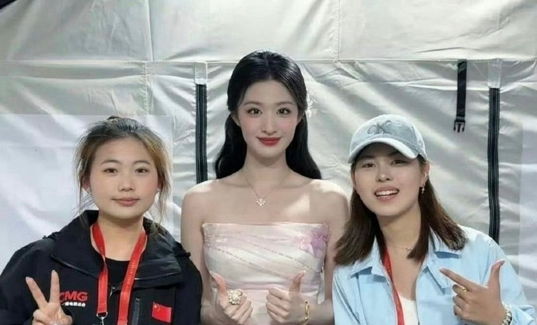说王楚然很大只也没错，但看这骨骼和五官也是个大美女啊