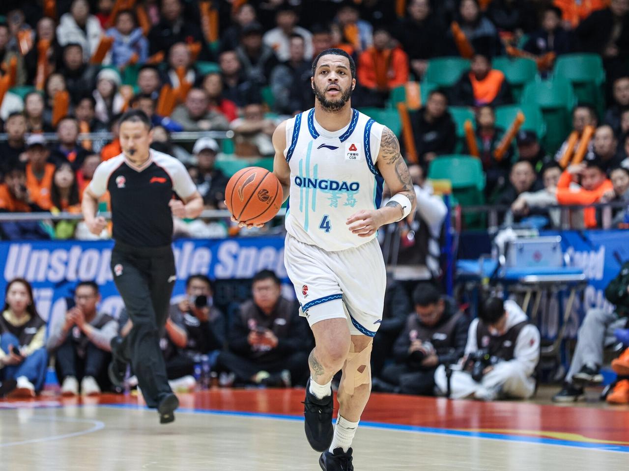 CBA最新消息：据《半岛都市报》、青岛男篮随队记者杜金城发文谈到了青岛男篮,青岛