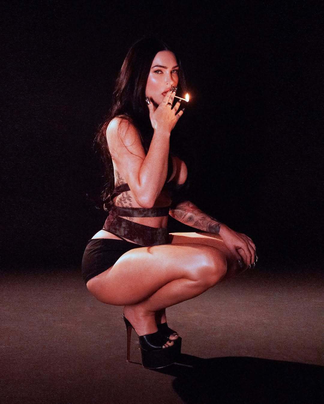 《变形金刚》女主梅根·福克斯晒性感写真庆祝40岁生日到来，HappyBirth