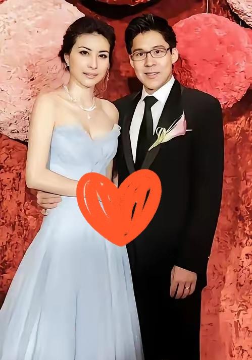 不得不说，郭晶晶这哪是嫁入豪门，分明是选对了三观契合的“精神豪门”！香港灾