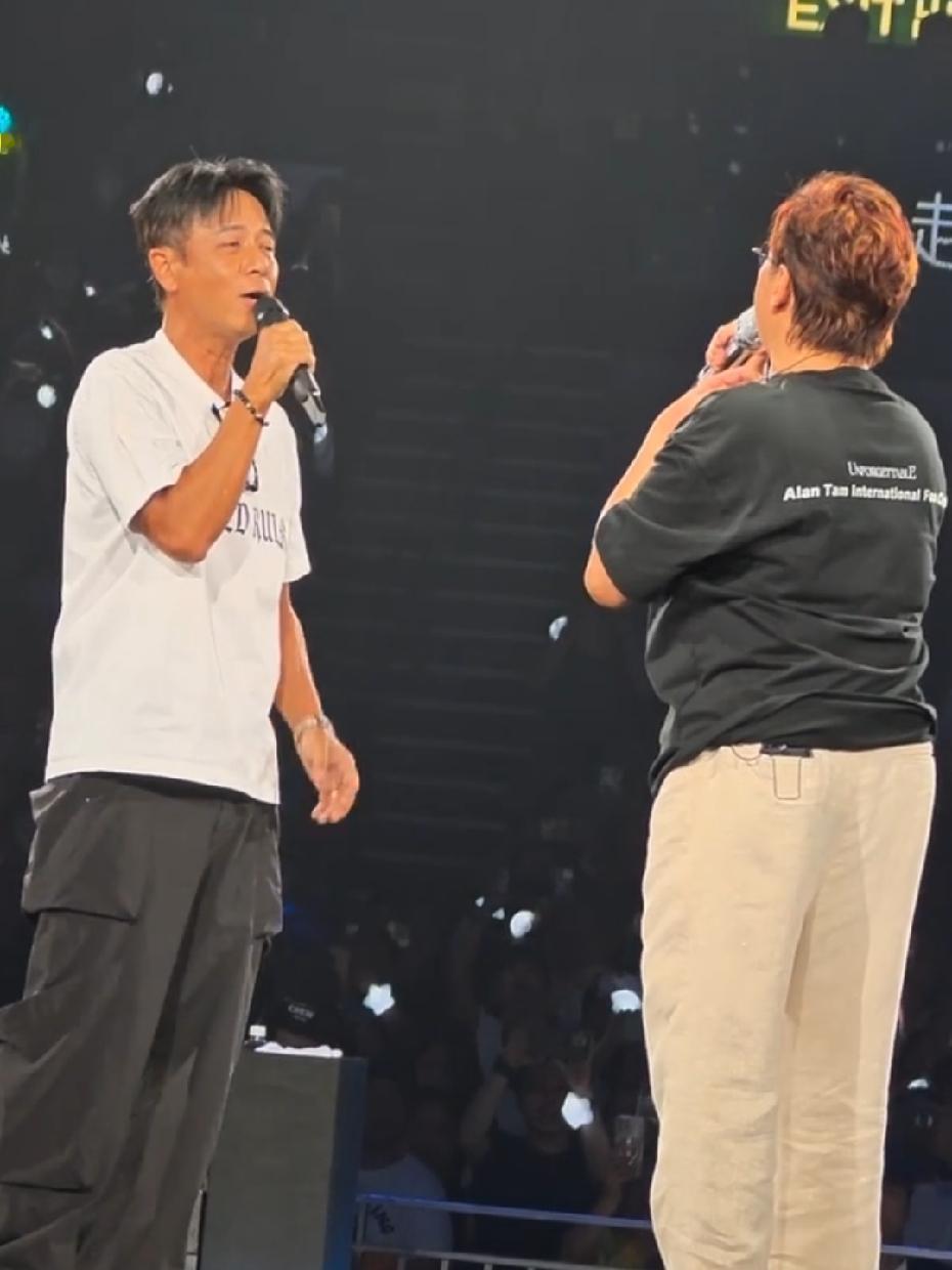 谭咏麟演唱会，星光熠熠！有李克勤、钟镇涛、任达华、刘銮雄甘比，他的人缘真的很好，李克勤本来坐在观众席