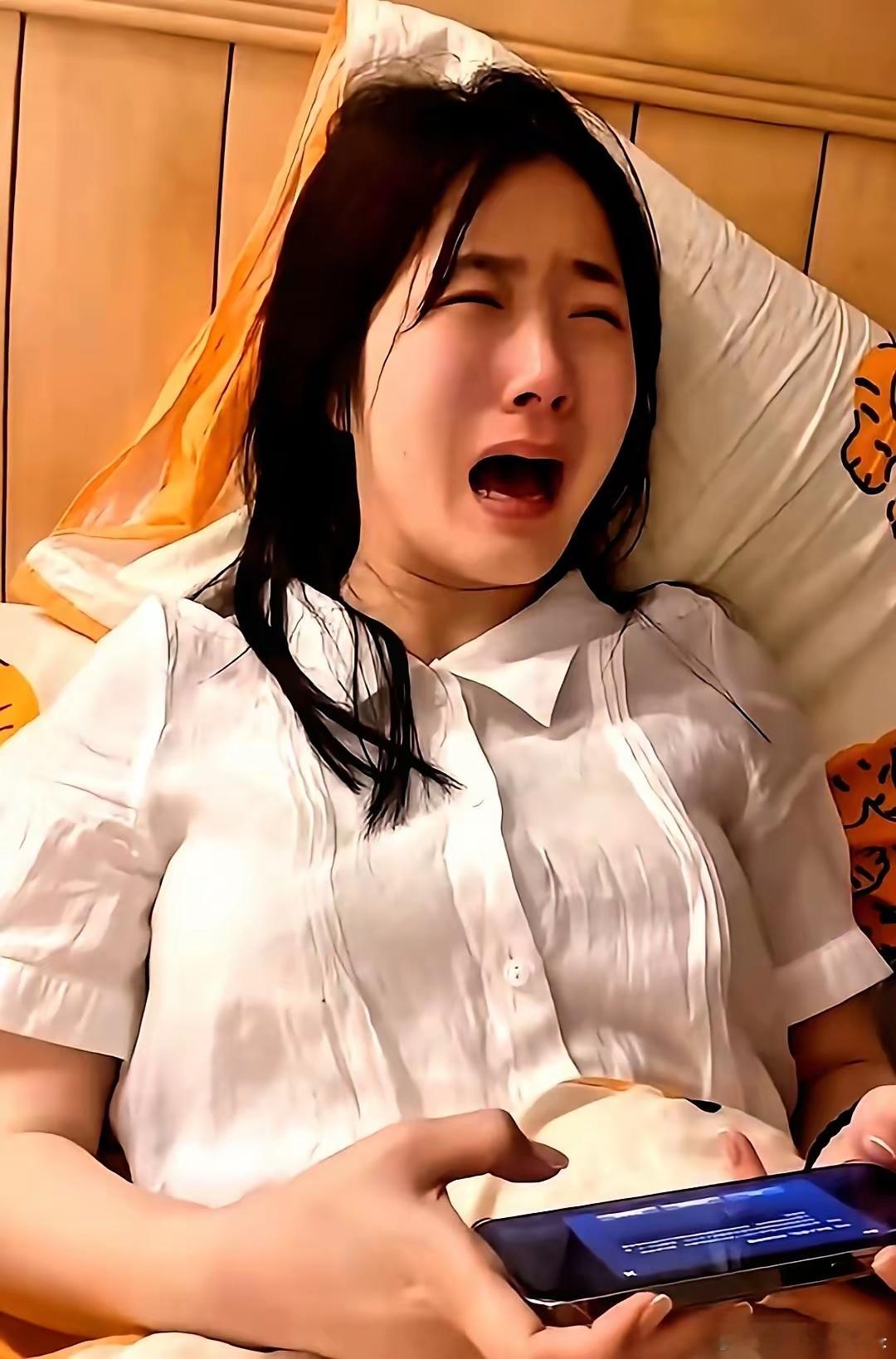 辅导员取消了一个女生的贫困生资格。就因为她王者荣耀打到了贵7。这事儿一出来，网上