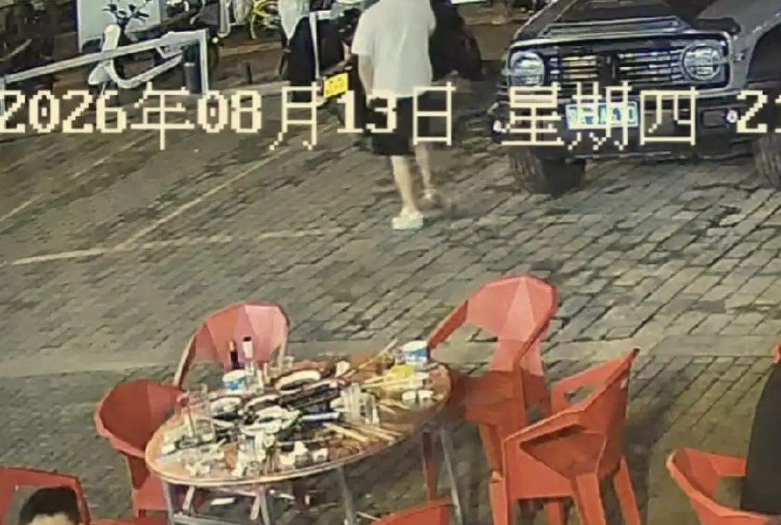 西安，一家五口，吃饱喝足一桌好菜，不结账、不打招呼，全员分批溜走，全程故意演戏躲
