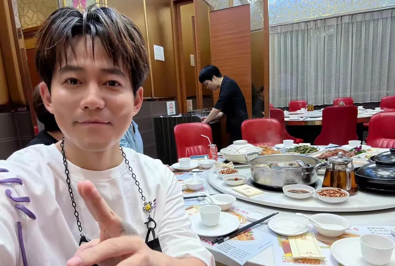 苏醒恐面临翻红后最大事业危机，湾区升明月演唱现场变走音灾难现场，处理不好恐怕会影
