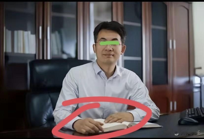 付磊这一个小小的举动，或许早已隐藏着他那颗不安分的心！大家有没有发现？付磊作