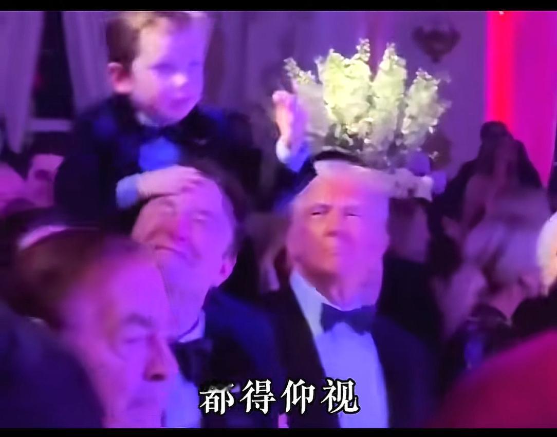 又见到马斯克的小儿子，这一次是穿着中式的衣服，这孩子可能还不知道他在世界人们心中