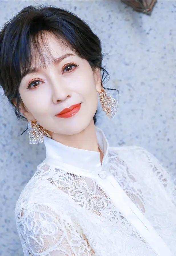 21岁的赵雅芝嫁给了31岁的香港名医黄汉伟，可婚后3年，赵雅芝便与有妇之夫黄元申