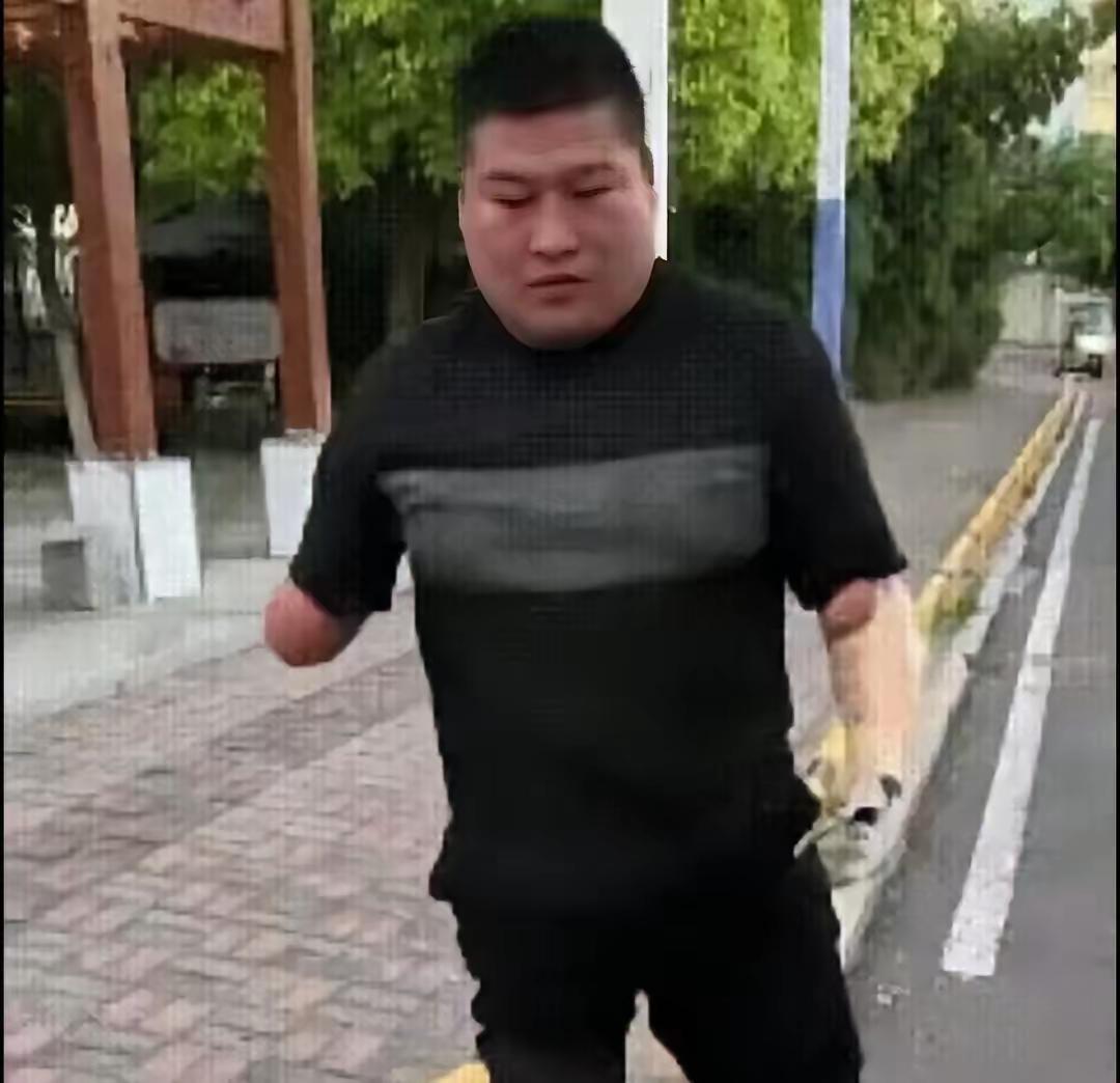 街头一个残疾小伙，正守着一车西瓜叫卖，一男子路过，尝了块西瓜后，没有付钱，转头就