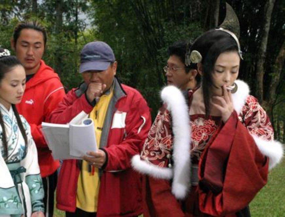 头一次看见女演员拍戏抽烟的，未免有些许失形象，导演无奈了……​​​