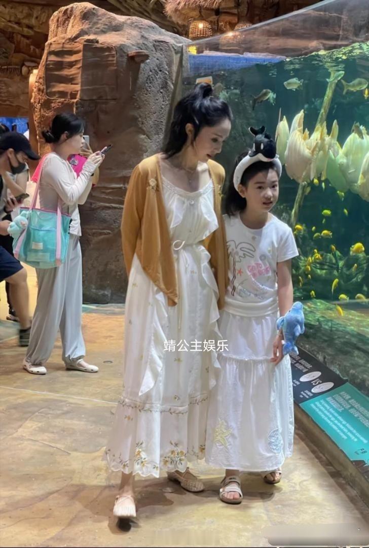 46岁董璇带10岁女儿小酒窝去珠海长隆玩啦！母女打扮时尚，状态超松弛。小酒窝个子