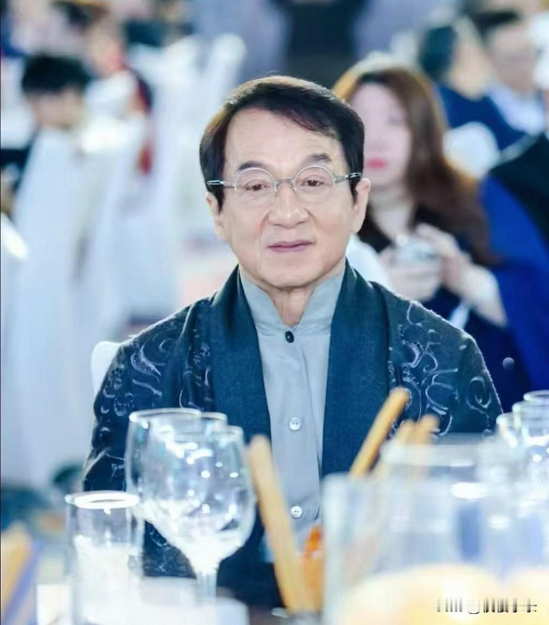 71岁成龙在意大利出席晚宴，他打扮随和，面容圆润，看着像50多岁的样子！[灵光一