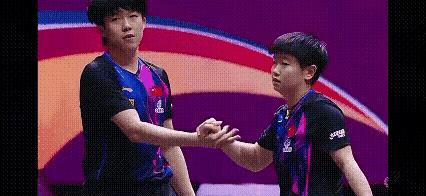 这次握手太让我感动了！莎莎先握住头哥的手不放，头哥马上就明白了她的意思，立马也握