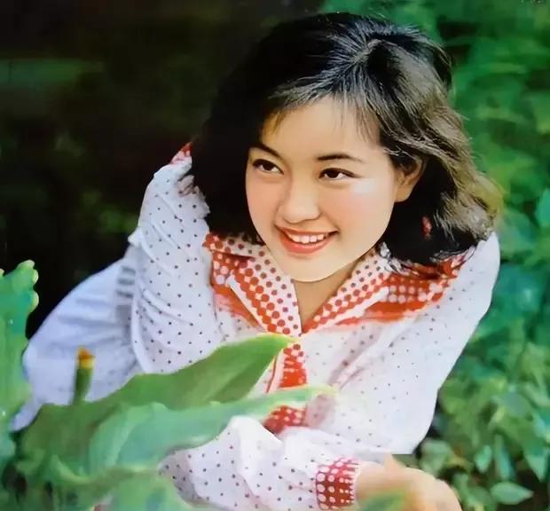 娱乐圈明星历来都是以美貌著称，岁月不败美人原来是假的。“不老女神”离开化妆和精修