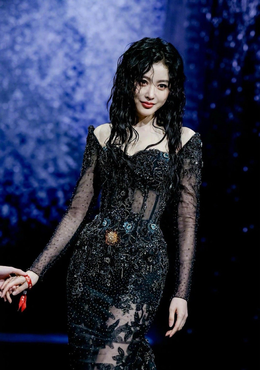 张天爱湿发造型真的一言难尽，女星们就这么缺一个吹风机吗……