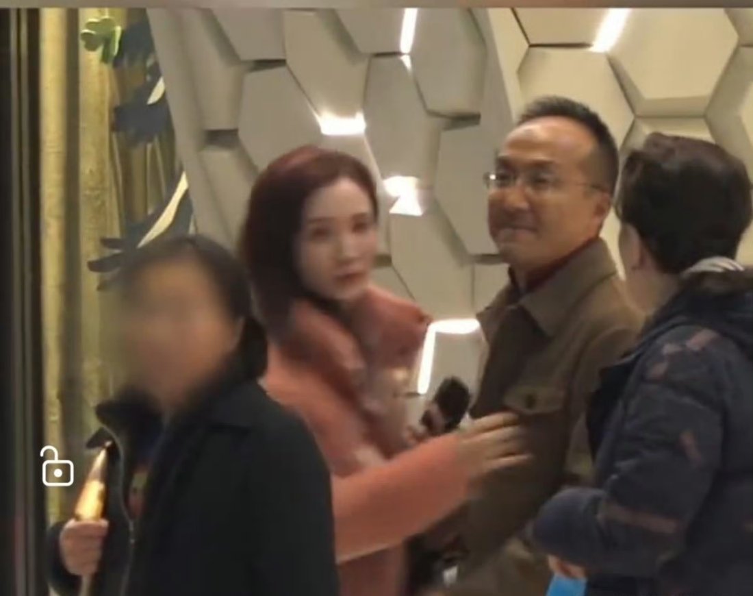 张萌夫妇路边亲吻能娶到这样颜值又务实的老婆，真是太有福气了